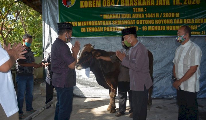 Korem Bhaskara Jaya Potong Kurban dan Distribusikan Daging