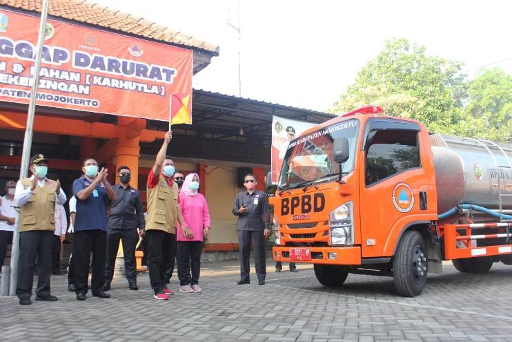 Pemkab dan BPBD Mojokerto Distribusi Ratusan Tangki Air Bersih