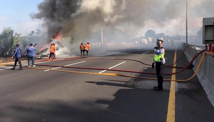 Truk Muat Sampah Karet Terbakar, Jalan Tol Ditutup