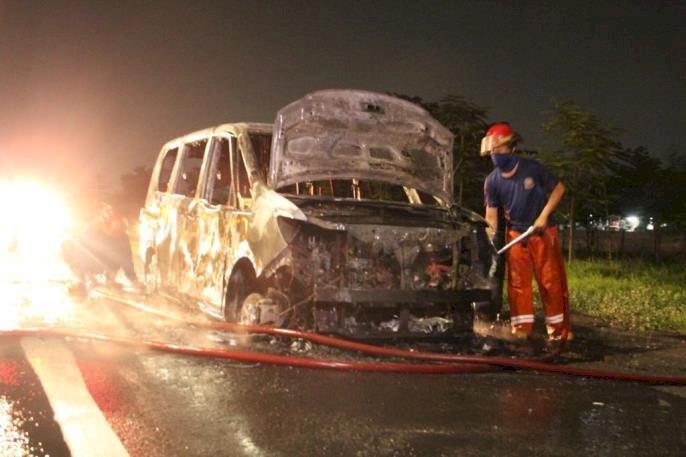 Nissan Serena Terbakar di Jalan Tol