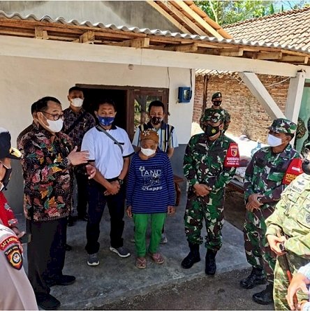 Bersama TNI dan Polri, Wabup Irwan Santuni Warga Miskin Sebatang Kara