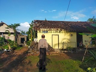 Diterpa Angin Puting Beliung, TNI-Polri Gotong Royong Perbaiki Rumah