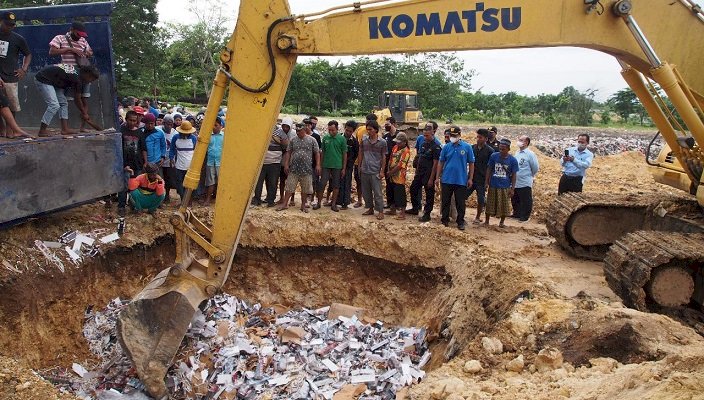 Sitaan dari Berbagai Wilayah di Madura, 3 Juta Batang Rokok Ilegal Dimusnahkan