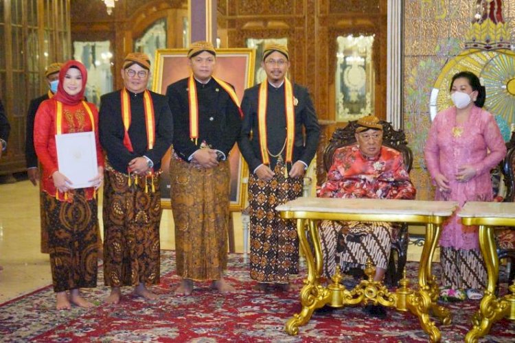 Gus Muhdlor dan Kapolresta Terima Gelar Kehormatan dari Keraton Surakarta