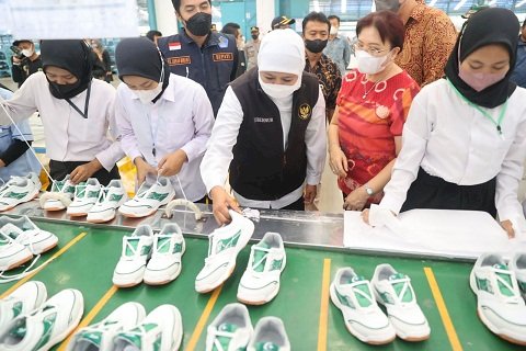 Lepas Ekspor 14.150 Pasang Sepatu ke China, Gubernur Khofifah: Good News dari Madiun