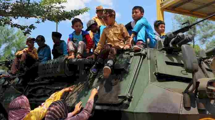 Pameran Alutsista TNI di Tuban Diserbu Warga