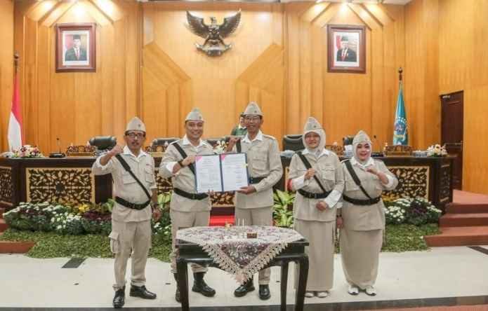 DPRD Surabaya dan Wali Kota Eri Cahyadi Sahkan APBD 2023 di Hari Pahlawan