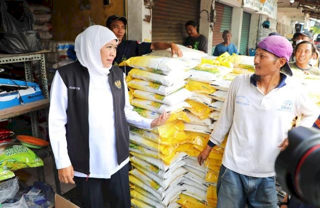 Bersama Bulog, Gubernur Khofifah Salurkan Cadangan Pangan 102.753 Ton Beras untuk Bantuan Masyarakat