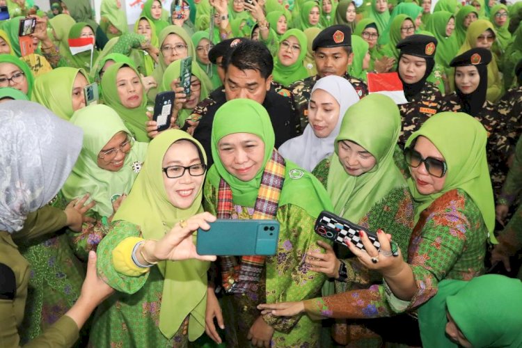 Khofifah Lantik PW dan 6 PC Muslimat NU di Sulawesi Selatan