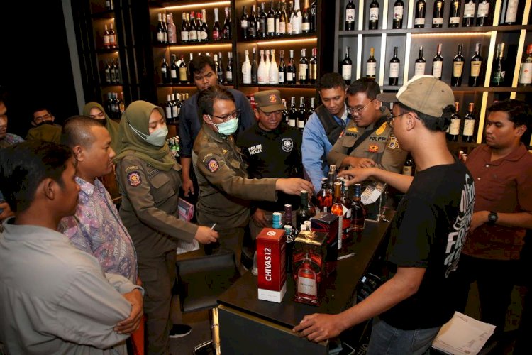 Satpol PP Razia Miras di 3 Ruko di Surabaya Barat