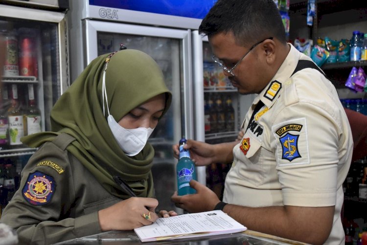 Satpol PP Surabaya Razia Toko Kelontong yang Jual Miras