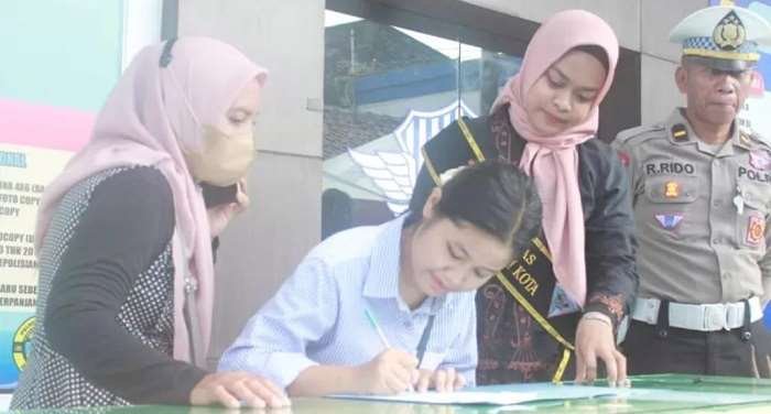 Peringati Hari Kartini, Petugas Berkebaya Layani Pemohon SIM