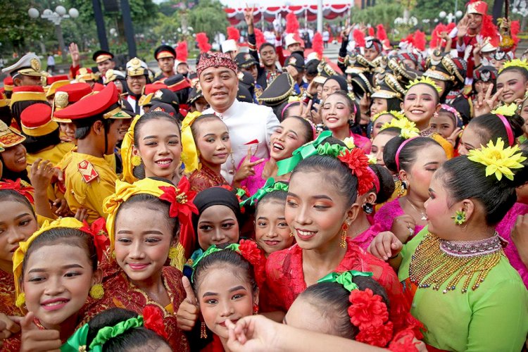Tampilan Seni Budaya Pelajar Meriahkan Hardiknas 2024 di Balai Kota Surabaya