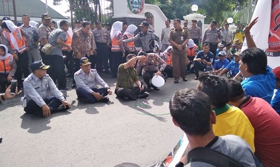 Angkot Jombang Protes Kereta Kelinci, Tak Berizin Dibiarkan Berkeliaran di Jalan