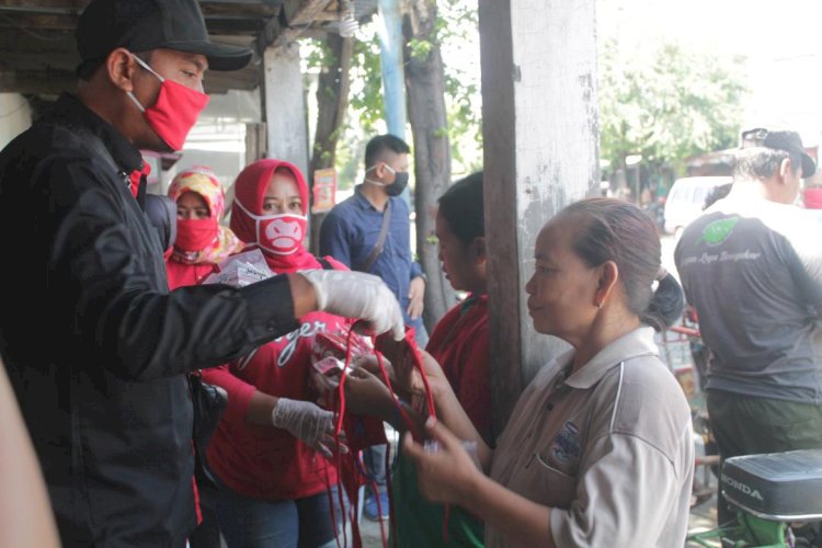DPC PDIP Nganjuk Bagi Masker dan Hand Sanitizer