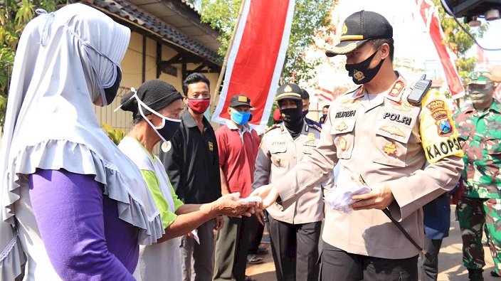Gerakan Jatim Bermasker, Polres Tuban Bagikan 5.000 Masker