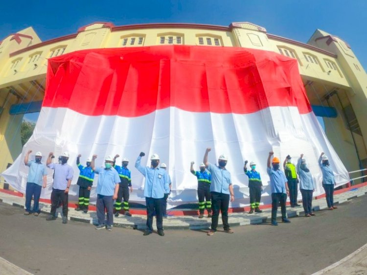 PJT I Bentangkan Bendera Raksasa di Pintu Air Jagir