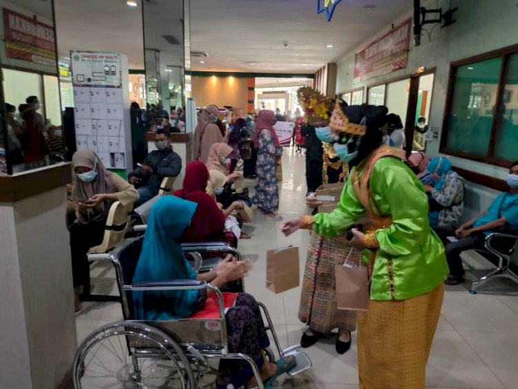 Peringati Hari Ibu, RSI Siti Hajar Sidoarjo Bagi Bunga