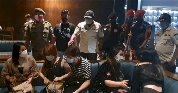 Operasi Yustisi, Satpol PP Jatim Bubarkan Kerumunan di Tempat Hiburan Malam Surabaya 