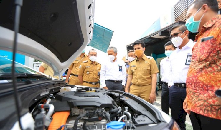 Kampanyekan Kendaraan Bermotor Listrik Berbasis Baterai, Wakil Gubernur Jatim Uji Coba Kesiapan Infrastruktur 