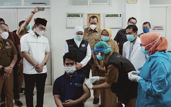 Kunjungi RSD Syarifah Ambami Rato Ebu, Gubernur Kawal Ketat Vaksinasi di Jatim
