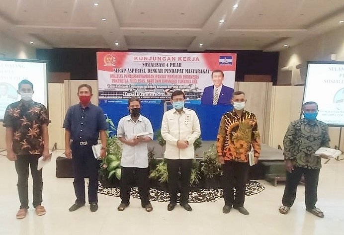 Angota Kelompok Tani Kabupaten dan Kota Mojokerto Bersama Anggota DPR RI Gelar Sosialisasi 4 Pilar