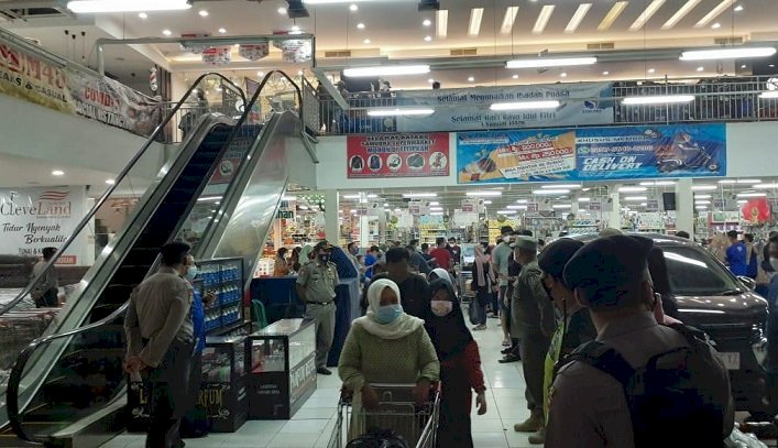 Pengunjung Pusat Perbelanjaan Tuban Berjubel, Abaikan Prokes, Satgas Turun Tangan