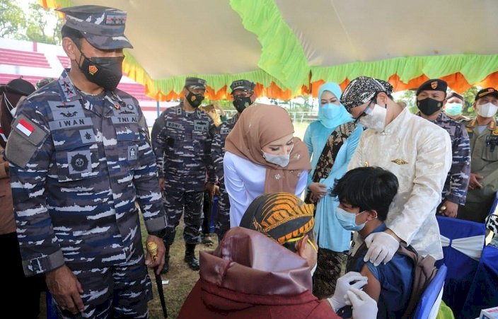 Kabupaten Trenggalek Ultah Ke-827, TNI AL Koarmada II Kado 30.000 Dosis Vaksin