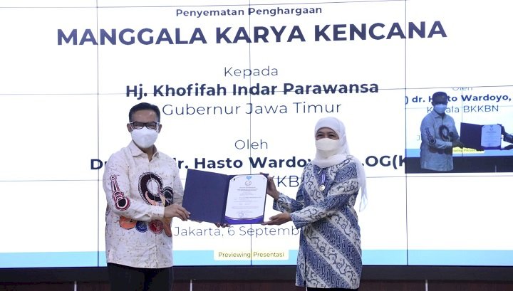 Komitmen Gerakkan Program KB dan Kesejahteraan Keluarga, Gubernur Khofifah Dapat Penghargaan dari BKKBN