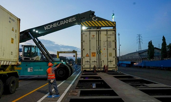 Upaya Urai Kepadatan di Jalan Raya, Angkutan Logistik Kereta Api di TPS Kembali Beroperasi