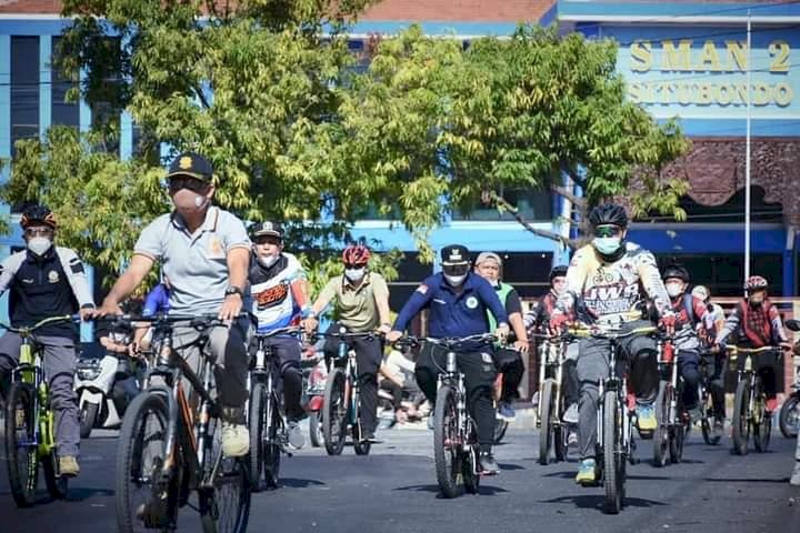 Kompak Bersepeda Bareng, Bung Karna dan Mas Edy Pantau Vaksinasi di Situbondo
