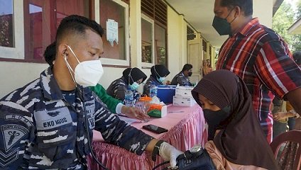 TNI AL Lakukan Vaksinasi di SMPN 7 Malteng