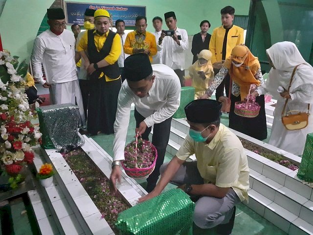 Ketua DPD Golkar Bondowoso dan Anggota DPRD Jatim Ziarah ke Makam Ki Ronggo