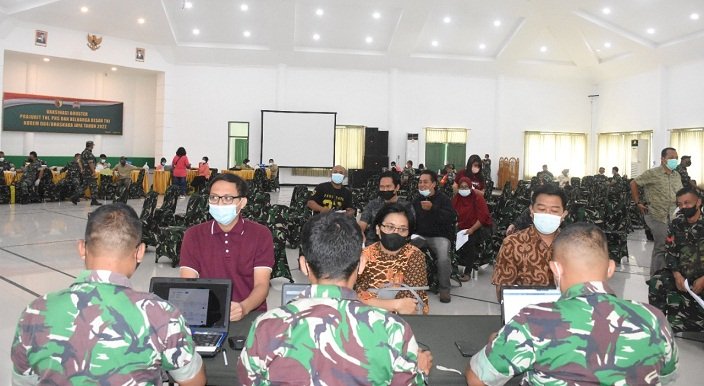 Personel TNI, PNS dan KBT Korem 084/BJ Divaksin Booster