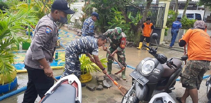Atasi Dampak Banjir di Pamekasan, Gotong-royong Bersihkan Lumpur