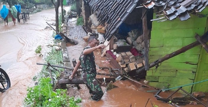 Banjir Tuban  Delapan Desa Teremdam, 1 warga Meninggal