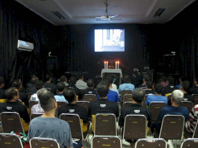 MS Menangis Ikuti Ibadah Kebaktian Tri Hari Suci di Rutan Surabaya