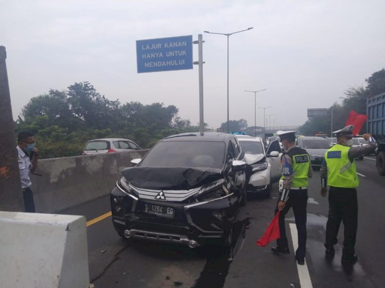 Empat Kendaraan Terlibat Kecelakaan Beruntun di Tol Sidoarjo