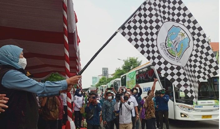 Gubernur Khofifah Melepas 100 Bus Mudik ke Berbagai Kota-Kabupaten di Jawa Timur