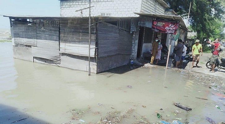Terjadi Ombak Rob di Tuban, Ratusan KK Terkena Dampak Banjir Air Laut