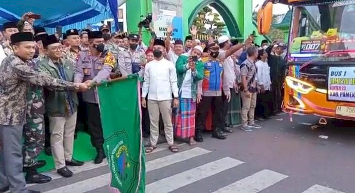 Bupati Pamekasan Berangkatkan 413 Calon Jemaah Haji  dengan 10 Bus