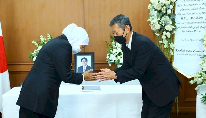 Wafatnya Shinzo Abe, Gubernur Khofifah Sampaikan Duka Cita Mendalam ke Konjen Jepang