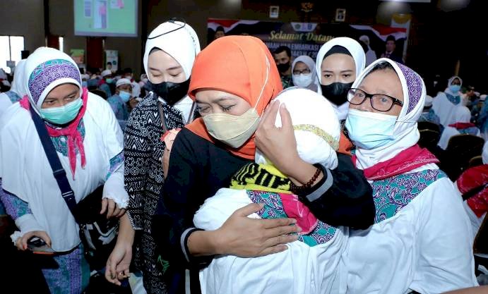 Sambut Kedatangan Jemaah Haji, Khofifah:  Semua Pulang Setelah Swab Antigen dan Vaksin Booster