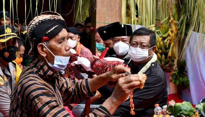 Bupati Maryoto Birowo Hadiri Ritual Jamasan Tombak Pusaka Tulungagung
