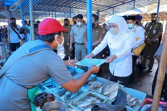 Gubernur Khofifah Blusukan di TPI Puger, Bantu Kampung Nelayan Jember