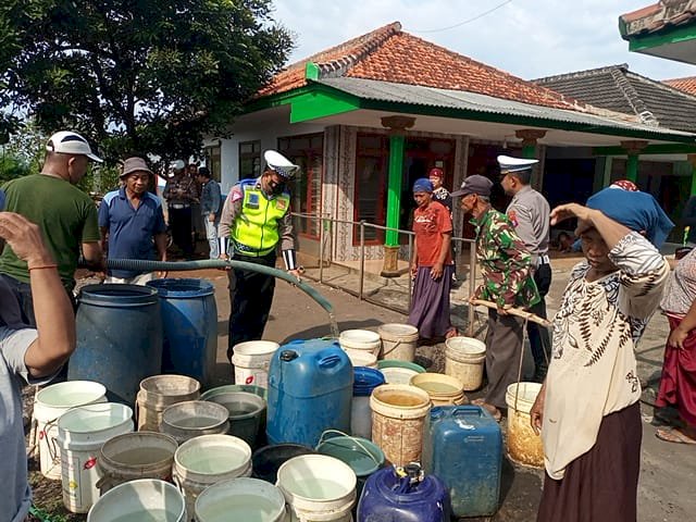 polisi Distribusikan 8 Ribu liter Air ke Desa Palangbesi