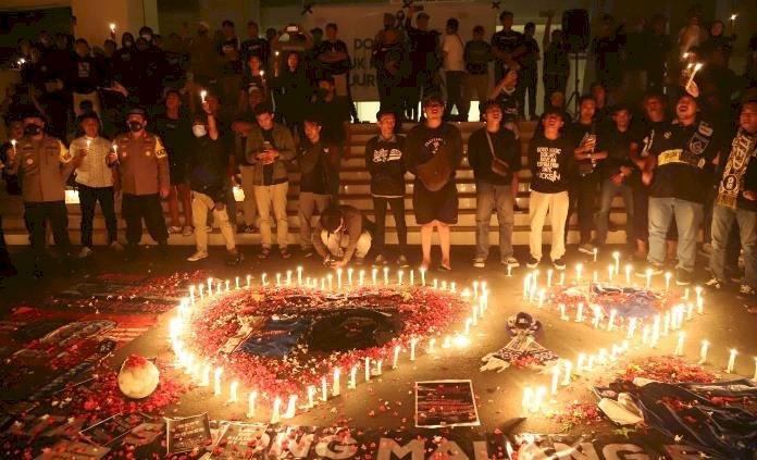 Kapolres Gresik Bersama  Ribuan Ultrasmania Doa Bersama untuk Korban Tragedi Kanjuruhan Malang