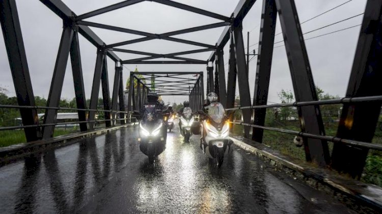 Lima Tips Berkendara di Musim Hujan ala MPM Honda Jatim
