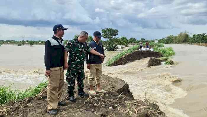 Tanggul Desa Cermen, Gresik  Jebol, TNI Bantu Evakuasi Warga Terdampak