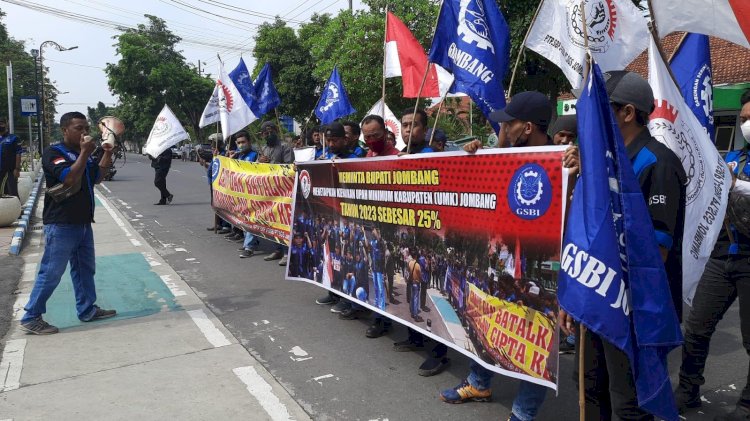 Buruh di Jombang Demo Tuntut Kenaikan Upah 25 Persen